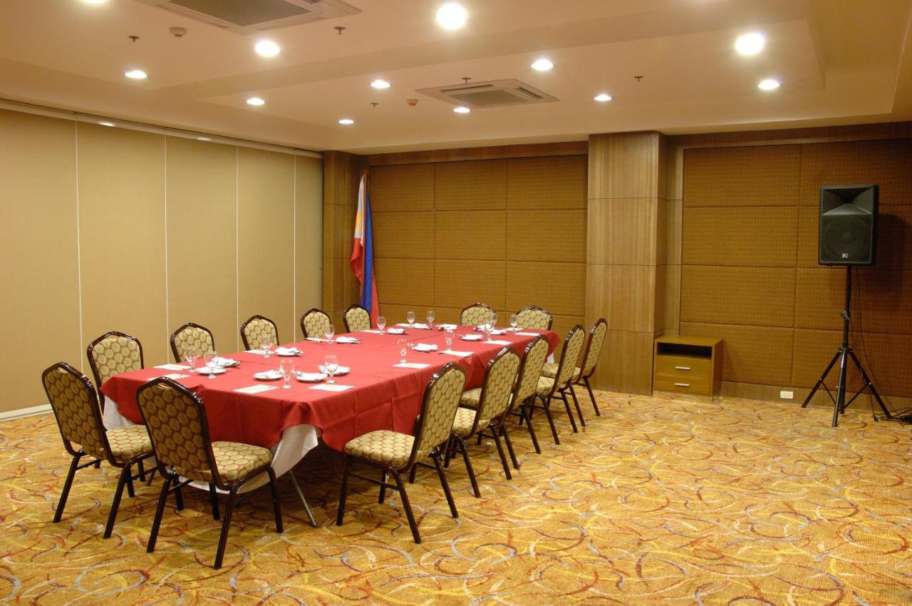 Crown Regency Hotel Makati Makati City Exterior foto