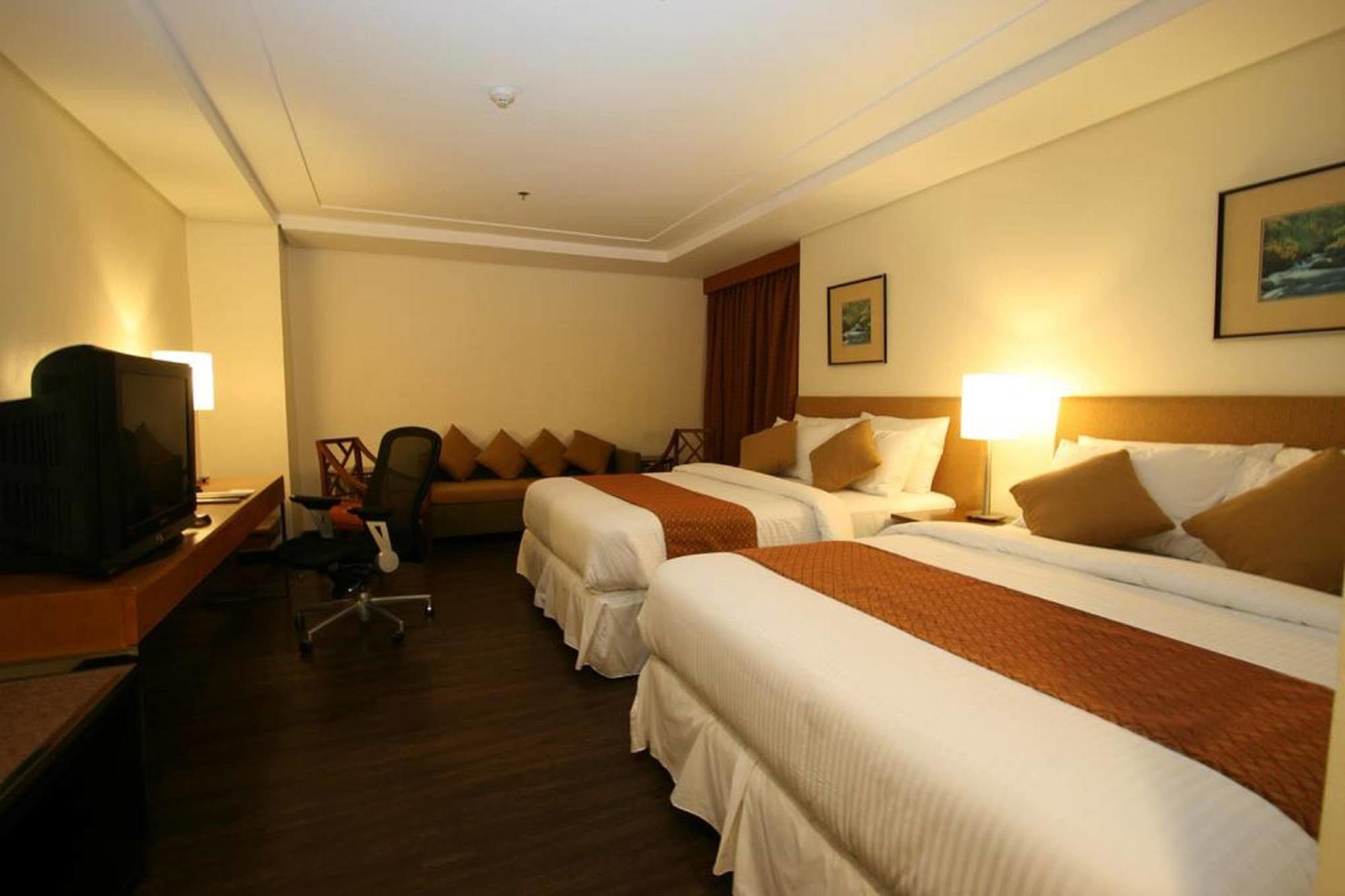 Crown Regency Hotel Makati Makati City Exterior foto