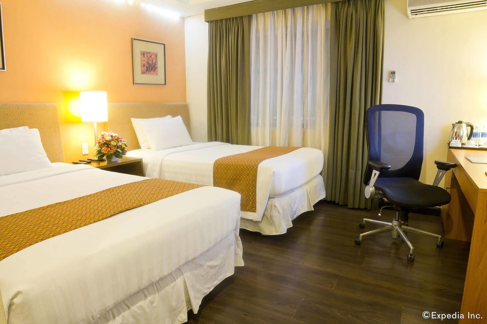 Crown Regency Hotel Makati Makati City Exterior foto