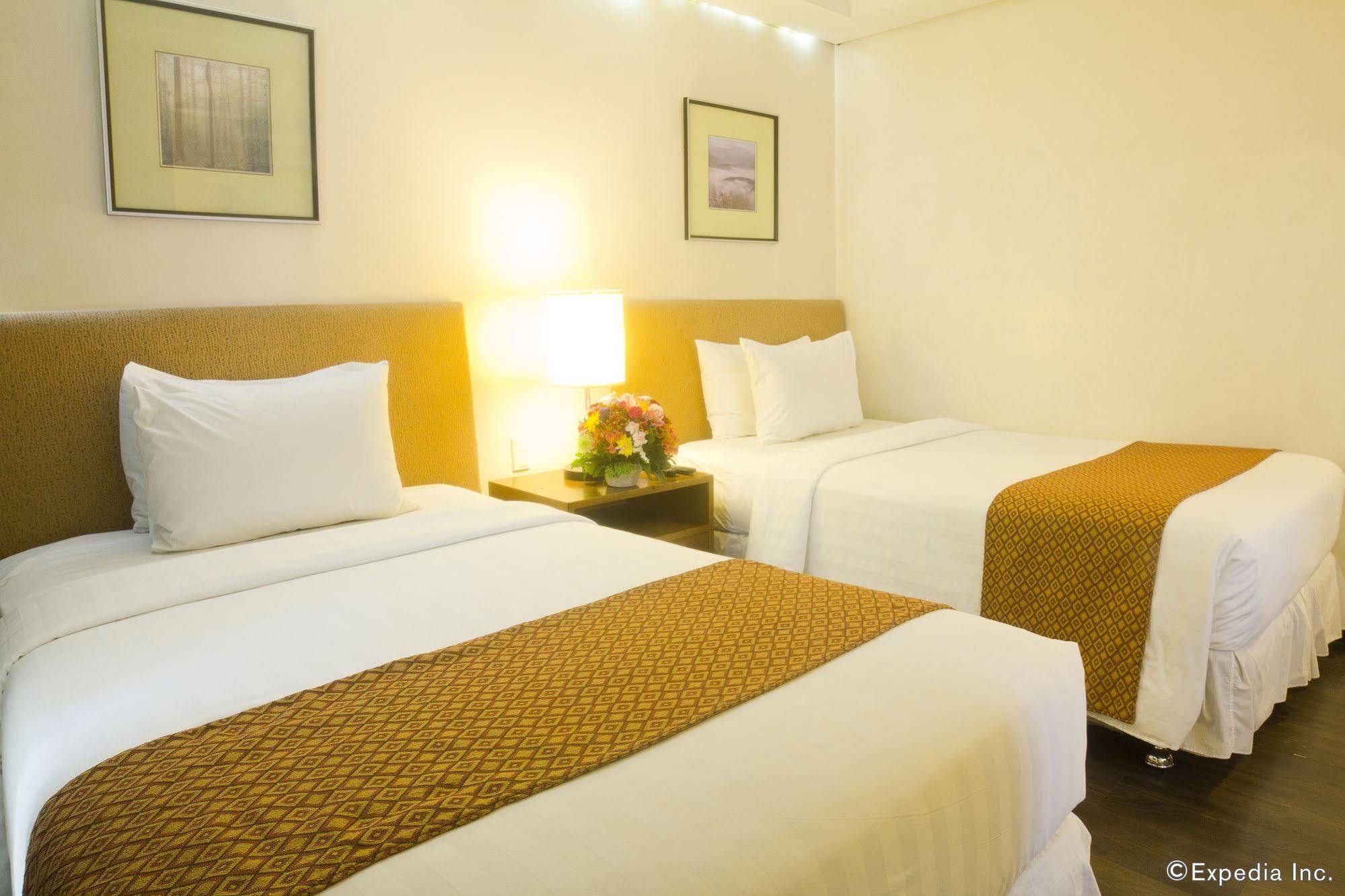 Crown Regency Hotel Makati Makati City Exterior foto